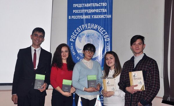 Заседание киноклуба, посвященное 90-летию со дня рождения Эльдара Рязанова Заседание киноклуба, посвященное 90-летию со дня рождения Эльдара Рязанова - Sputnik Узбекистан