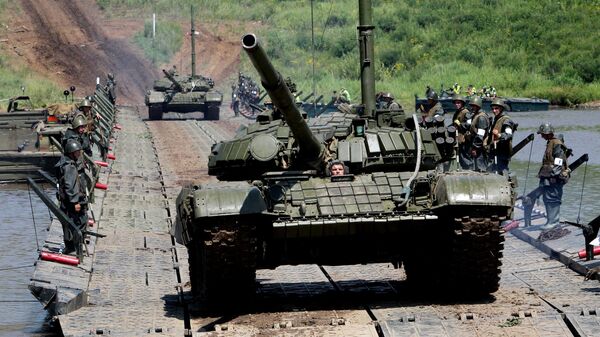 Танки Т-72 преодолевают водную преграду по понтонному мосту  - Sputnik Узбекистан