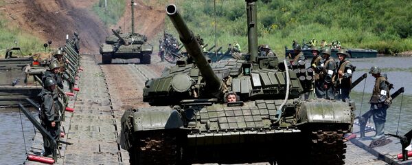 Танки Т-72 преодолевают водную преграду по понтонному мосту Танки Т-72 преодолевают водную преграду по понтонному мосту - Sputnik Ўзбекистон