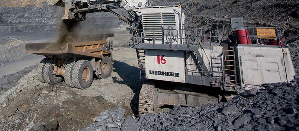 Добыча золотосодержащей породы на рудниках Добыча золотосодержащей породы на рудниках - Sputnik Узбекистан