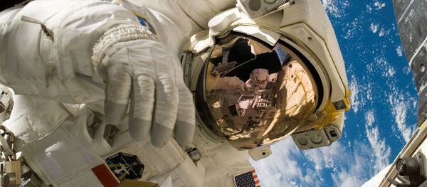 Астронавт в открытом космосе Астронавт в открытом космосе - Sputnik Ўзбекистон