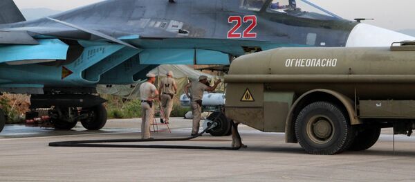 Российская боевая авиация на аэродроме около Латакии Российская боевая авиация на аэродроме около Латакии - Sputnik Узбекистан