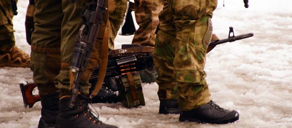 Люди в форме в Луганске - Sputnik Узбекистан