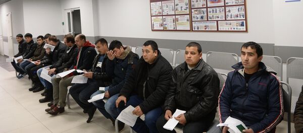 Иностранные граждане в очереди на дактилоскопическую регистрацию, архивное фото - Sputnik Ўзбекистон