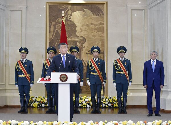 Сооронбай Жээнбеков официально вступил в должность главы Кыргызстана - Sputnik Узбекистан