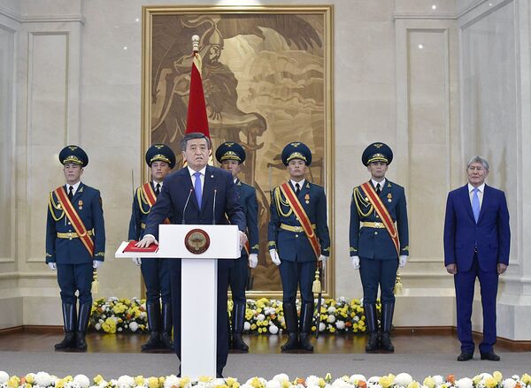 Qirg‘izistonda yangi prezident Sooronbay Jeenbekovning inauguratsiyasi bo‘lib o‘tdi, 24-noyabr Bishkek. - Sputnik O‘zbekiston