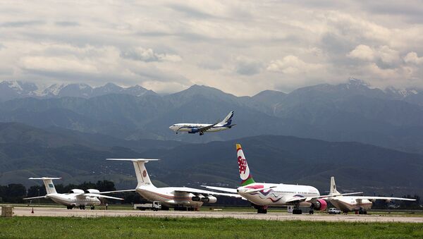 Prizemlenie samoleta kompanii Air Astana v aeroportu Almati - Sputnik O‘zbekiston