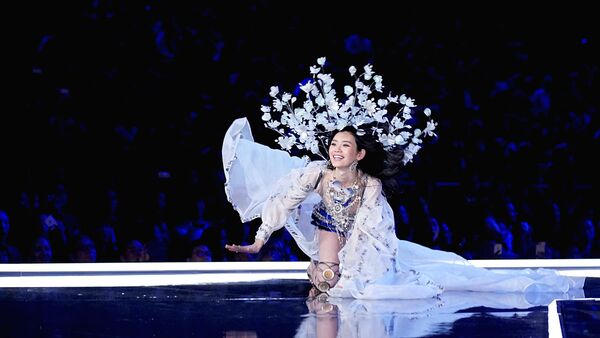 Модель Ming Xi во время показа коллекции нижнего белья Victoria's Secret в Шанхае - Sputnik Узбекистан