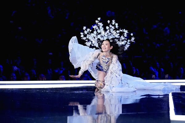 Модель Ming Xi во время показа коллекции нижнего белья Victoria's Secret в Шанхае - Sputnik Узбекистан