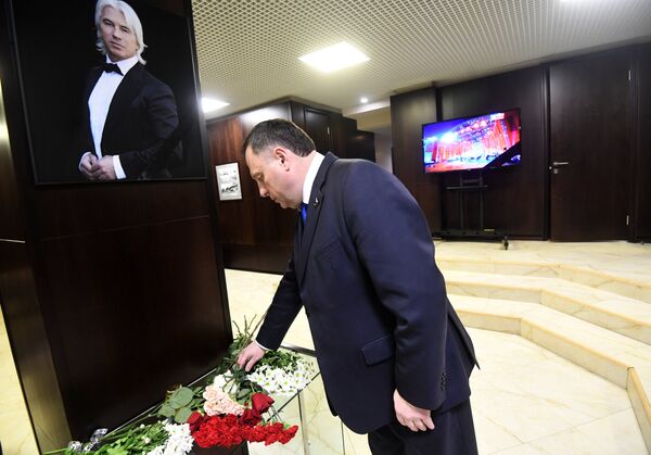 Люди несут цветы в память о Дмитрии Хворостовском - Sputnik Узбекистан