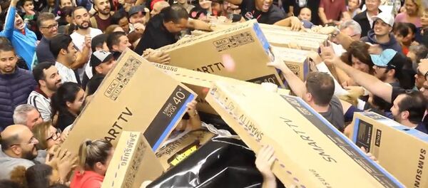 СПУТНИК _Черная пятница: в Сан-Паулу покупатели устроили давку из-за телевизоров СПУТНИК _Черная пятница: в Сан-Паулу покупатели устроили давку из-за телевизоров - Sputnik Узбекистан