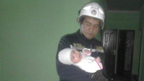 Спасатели в Ургенче вызволили младенца из запертой квартиры - Sputnik Узбекистан