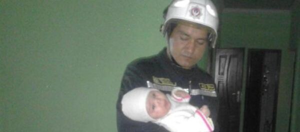 Спасатели в Ургенче вызволили младенца из запертой квартиры Спасатели в Ургенче вызволили младенца из запертой квартиры - Sputnik Узбекистан
