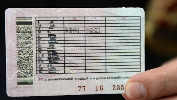 В России начали выдавать водительские удостоверения нового образца - Sputnik Ўзбекистон