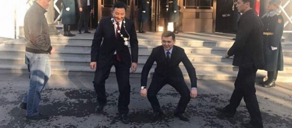 Фото с нагрудным знаком президента Кыргызстана - Sputnik Узбекистан