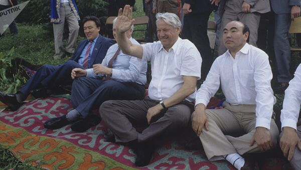 Архивное фото президента России Бориса Ельцина и президента Кыргызстана Аскара Акаева во время приезда делегации из РСФСР с официальным визитом в Кыргызстан - Sputnik Ўзбекистон