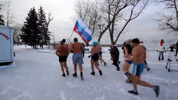 Жители Иркутска в купальниках вышли на пробежку зимой - Sputnik Ўзбекистон
