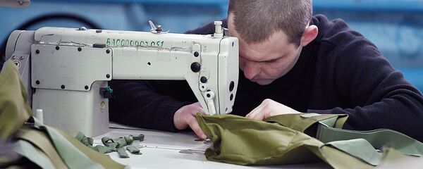 Заключенный исправительной колонии во время работы Заключенный исправительной колонии во время работы - Sputnik Ўзбекистон