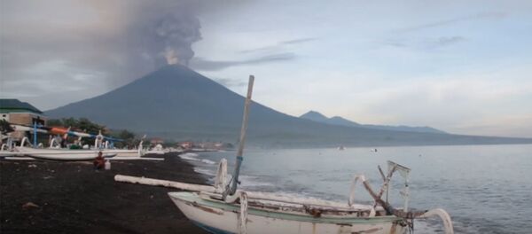 Вулкан Агунг на Бали выбросил столб дыма и пепла - Sputnik Узбекистан