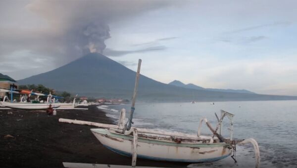 Вулкан Агунг на Бали выбросил столб дыма и пепла - Sputnik Ўзбекистон