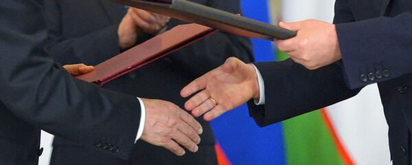 Во время подписания документов по итогам российско-узбекистанских переговоров  Во время подписания документов по итогам российско-узбекистанских переговоров  - Sputnik Ўзбекистон