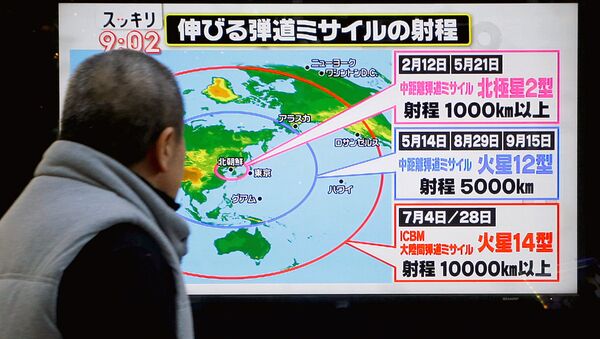 Мужчина в Токио смотрит новости о запуске ракеты с территории Северной Кореи - Sputnik Узбекистан