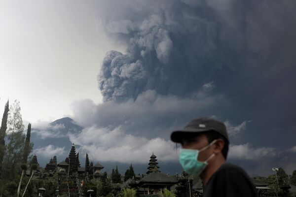 Извержение вулкана Агунг на острове Бали в Индонезии - Sputnik Узбекистан