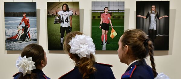 Посетители на открытии выставки Россия. Территория настоящего в Москве Посетители на открытии выставки Россия. Территория настоящего в Москве - Sputnik Ўзбекистон