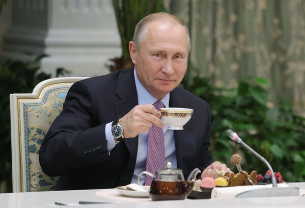 Президент РФ Владимир Путин на встрече с победителями всероссийского конкурса Семья года - Sputnik Узбекистан
