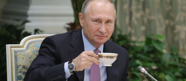 Президент РФ Владимир Путин на встрече с победителями всероссийского конкурса Семья года Президент РФ Владимир Путин на встрече с победителями всероссийского конкурса Семья года - Sputnik Ўзбекистон