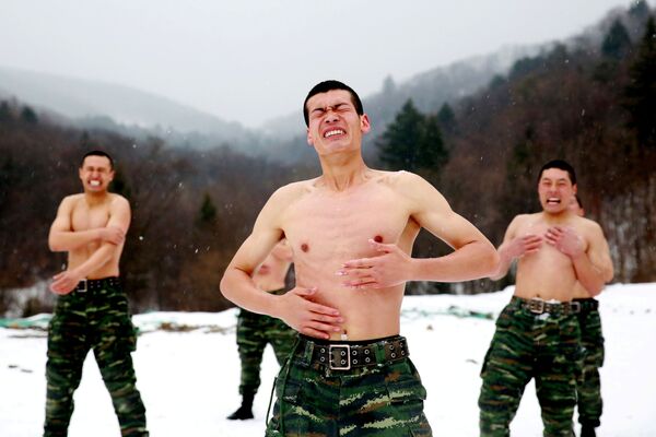 Китайские солдаты обтираются снегом в -25 во время зимней тренировочной сессии в окрестностях города Чанчунь - Sputnik Узбекистан