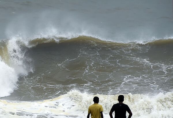 Высокие волны на побережье Коломбо, Шри-Ланка - Sputnik Узбекистан