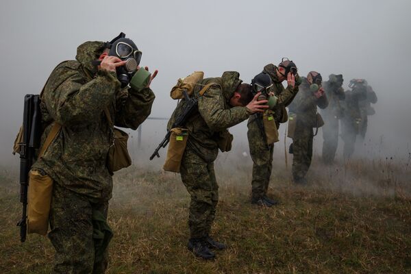 Военнослужащие на учениях по химической защите в ракетной бригаде Южного военного округа - Sputnik Узбекистан