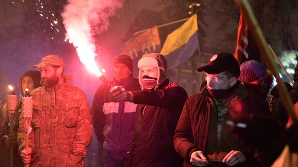 Участники шествия в Киеве, посвященного годовщине начала событий на Майдане - Sputnik Узбекистан