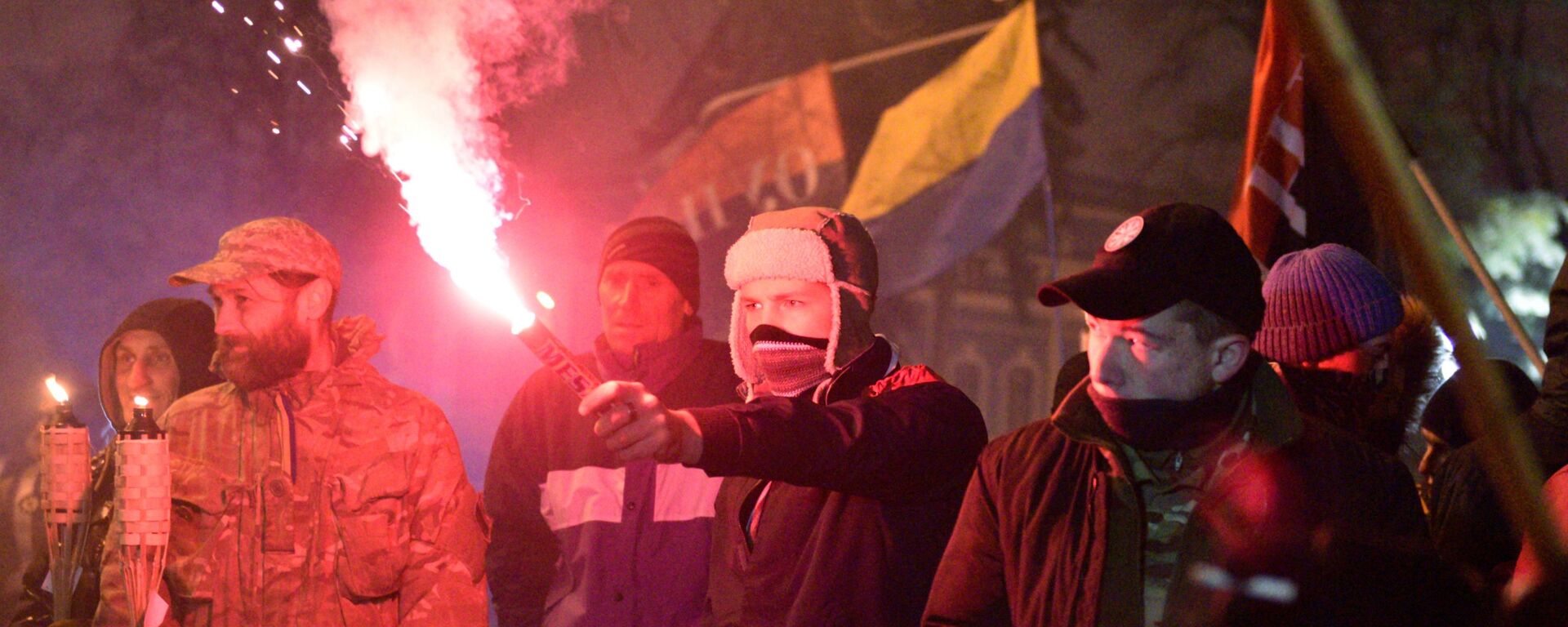 Участники шествия в Киеве, посвященного годовщине начала событий на Майдане - Sputnik Узбекистан, 1920, 20.08.2021