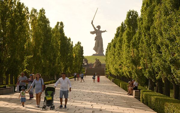 Родина-мать зовет! - центр памятника-ансамбля Героям Сталинградской битвы - Sputnik Узбекистан