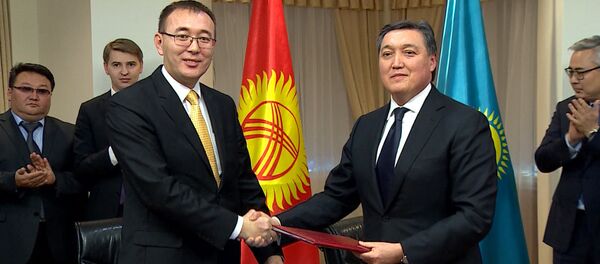 Как подписывали дорожную карту по сотрудничеству с Казахстаном — видео - Sputnik Узбекистан