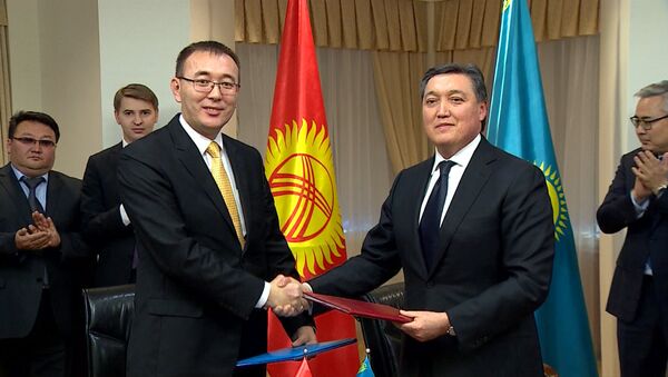 Как подписывали дорожную карту по сотрудничеству с Казахстаном — видео - Sputnik Узбекистан