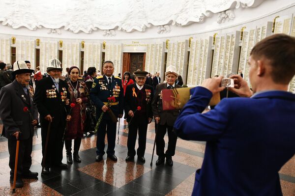 Бал Победителей в Музее Победы Бал Победителей в Музее Победы - Sputnik Узбекистан