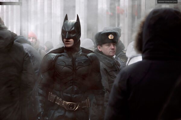 Бэтмен рядом с российским полицейским - Sputnik Узбекистан