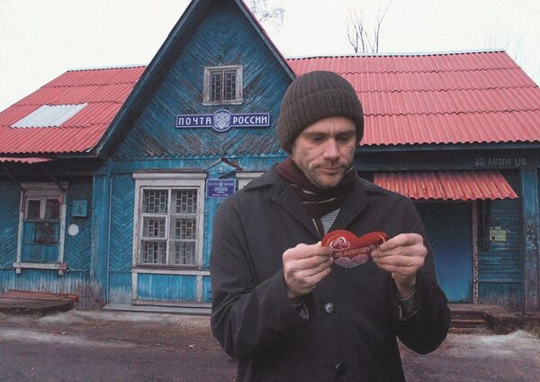Джим Керри с валентинкой От всего сердца у здания Почты России - Sputnik Узбекистан