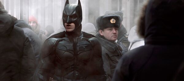 Бэтмен рядом с российским полицейским - Sputnik Узбекистан