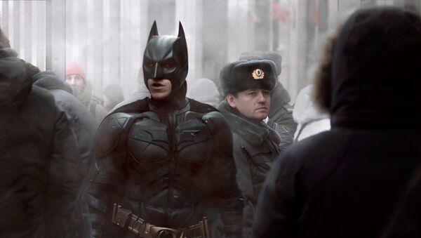 Бэтмен рядом с российским полицейским - Sputnik Узбекистан