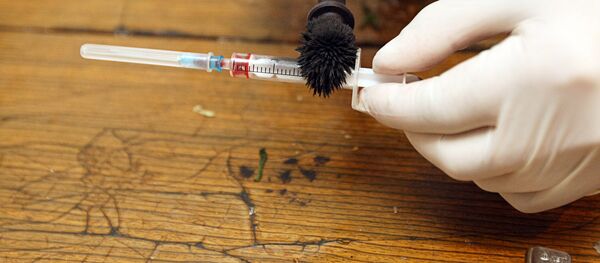 Эксперты снимают отпечатки пальцев с улик обнаруженных в наркопритоне - Sputnik Узбекистан