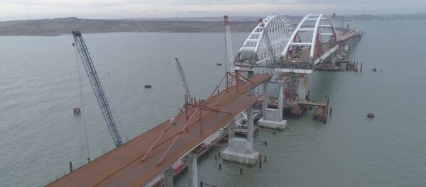 На мосту в Крым закончили установку автодорожных опор На мосту в Крым закончили установку автодорожных опор - Sputnik Узбекистан