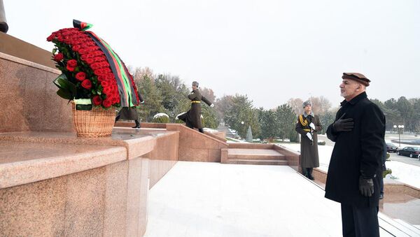 Президент Афганистана возложил цветы к монументу Независимости и гуманизма - Sputnik Узбекистан