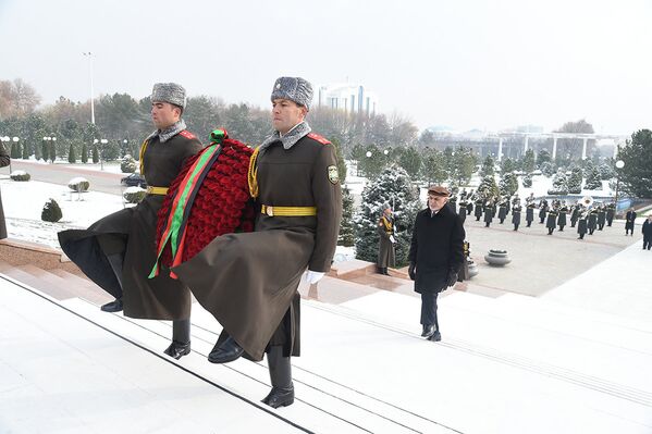 В Ташкенте Ашраф Гани возложил цветы к монументу Независимости и гуманизма - Sputnik Узбекистан