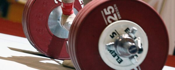 Спортсмен на соревнованиях по тяжелой атлетике - Sputnik Узбекистан