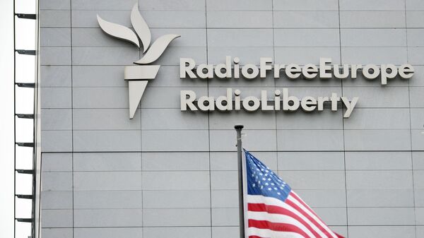 Вывеска на здании штаб-квартиры международной радиовещательной организации Радио „Свободная Европа“/Радио „Свобода“ в Праге - Sputnik Ўзбекистон