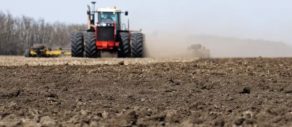 Культивация почвы на поле - Sputnik Узбекистан